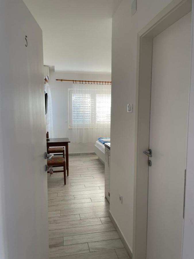 Apartment Maxim Primošten Rom bilde